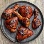 Mehrere Stücke BBQ-Hähnchen auf einem Teller.